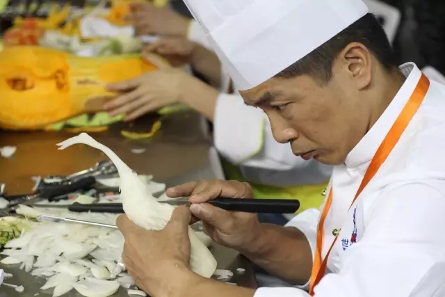 第二届中国烹饪铁人赛厨师认真雕刻