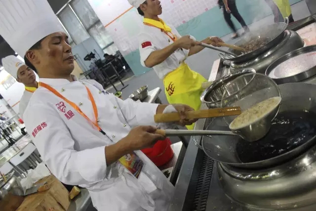 第二届中国烹饪铁人赛厨师炒菜